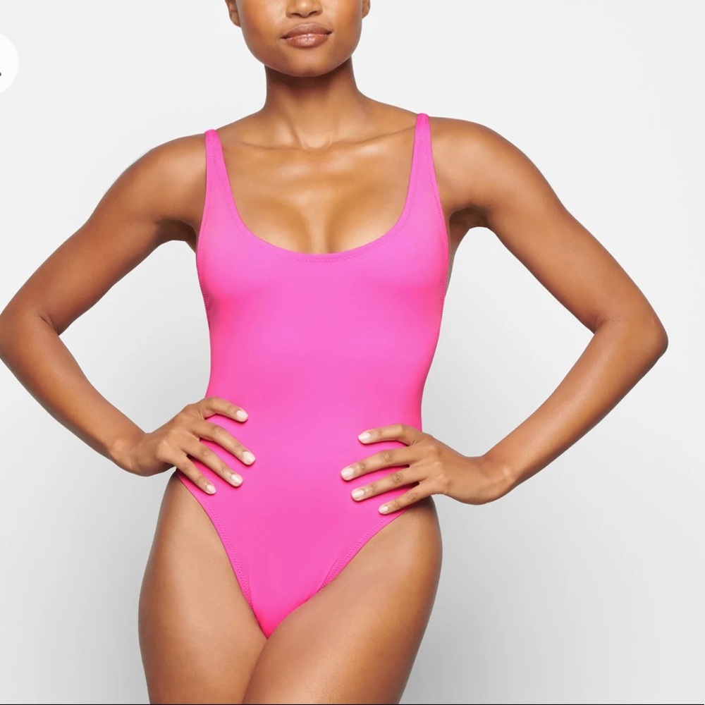 *FINAL CALL* 🆕 SKIMS SWIM Scoop Neck One Piece swimsuit in Taffy - Picture 2 of 6